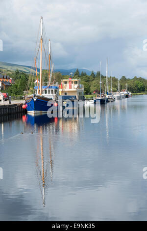 Barche ormeggiate sul Caledonian Canal a Banavie vicino a Fort William Scozia UK Foto Stock