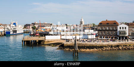 Una vista generale di costruzione in corso a Sir Ben Ainslie's America's Cup Challenge sulla base della campanatura in Old Portsmouth Foto Stock