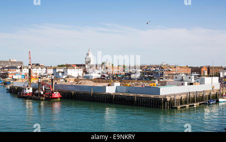 Una vista generale di costruzione in corso a Sir Ben Ainslie's America's Cup Challenge sulla base della campanatura in Old Portsmouth Foto Stock