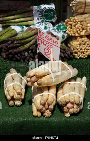 White coltivati localmente gli asparagi sul display al mercato di Rialto di Venezia presso il Grand Canal. Foto Stock