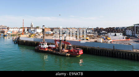 Una vista generale di costruzione in corso a Sir Ben Ainslie's America's Cup Challenge sulla base della campanatura in Old Portsmouth Foto Stock