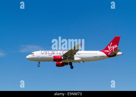 Virgin Atlantic Airbus A320 piano, EI-EZV, denominato Tartan Lassie, per il suo approccio per l'atterraggio all'Aeroporto di Londra Heathrow, England, Regno Unito Foto Stock