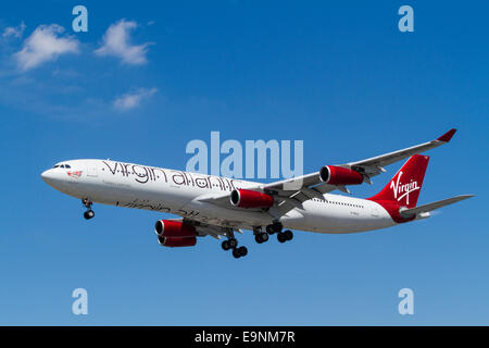 Virgin Atlantic Airbus A340-300 piano, G-VELD, African Queen, per il suo approccio per l'atterraggio all'Aeroporto di Londra Heathrow, England, Regno Unito Foto Stock