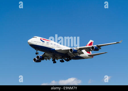 British Airways jumbo jet: BA Boeing 747-400 piano, G-CIVN, per il suo approccio per l'atterraggio all'Aeroporto di Londra Heathrow, England, Regno Unito Foto Stock