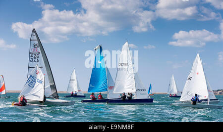I concorrenti racing durante il Bart's Bash regata a vela a Andrew Simpson Sailing Center a Weymouth Dorset, oggi. Bart Foto Stock