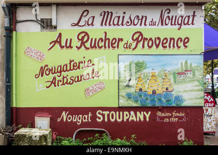 Dipinto di pubblicità per il torrone Stoupany sul negozio di dolciumi parete La Maison du torroncino a Montélimar, Rhône-Alpes, Drôme, Francia Foto Stock