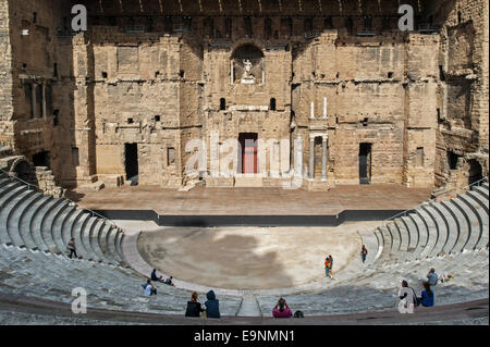 I turisti in auditorium e scaenae frons del romano Théâtre antique d'Arancione / Teatro Antico di Orange, Vaucluse Francia Foto Stock