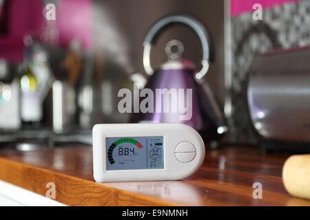 Un nazionale di elettricità monitor in una cucina che mostra un alto livello di consumo di energia - 8.84Kw Foto Stock