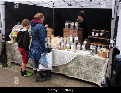 Si spegne e gli acquirenti al tradizionale mensile Macclesfield triaca di mercato detenuta nel centro della città. Foto Stock