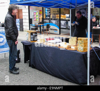 Si spegne e gli acquirenti al tradizionale mensile Macclesfield triaca di mercato detenuta nel centro della città. Foto Stock