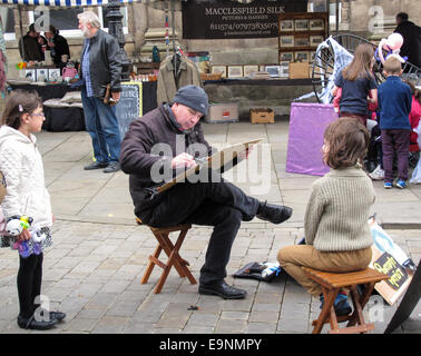 Outdoor ritrattista il disegno di un bambino al tradizionale mensile Macclesfield triaca di mercato detenuta nel centro della città. Foto Stock