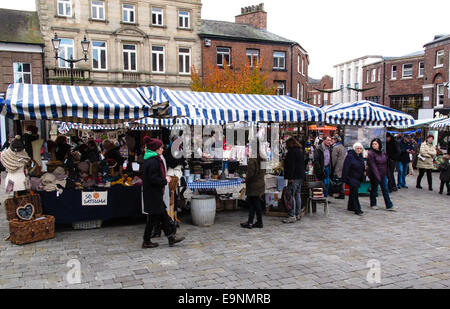 Si spegne e gli acquirenti al tradizionale mensile Macclesfield triaca di mercato detenuta nel centro della città. Foto Stock