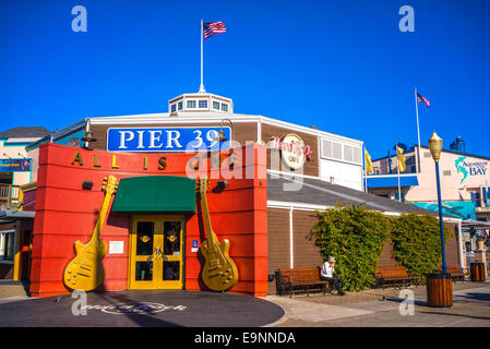 SAN FRANCISCO, CALIFORNIA - 13 dicembre: Pier 39 Fisherman's Wharf di San Francisco sulla Dec 13, 2013. Pier 39 è una famosa località turistica Foto Stock