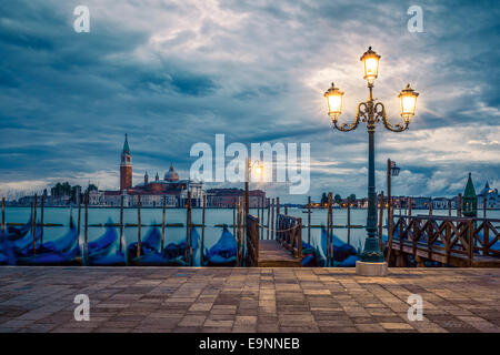 Gondole galleggianti in Canal Grande in un giorno di pioggia, Venezia Foto Stock