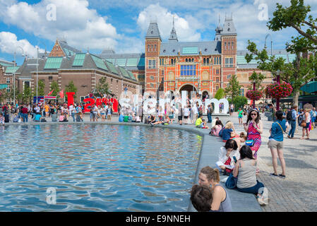 AMSTERDAM, circa agosto 2014: turisti scattare foto con la parola gigante nella Museumplein 'Io sono Amsterdam". Ogni anno da circa 4 Foto Stock