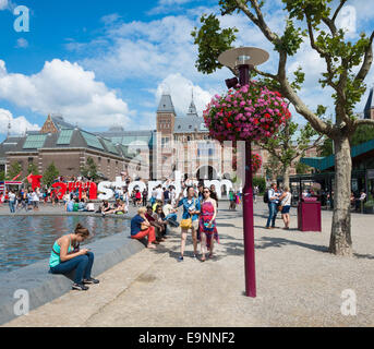 AMSTERDAM, circa agosto 2014: turisti scattare foto con la parola gigante nella Museumplein 'Io sono Amsterdam". Foto Stock