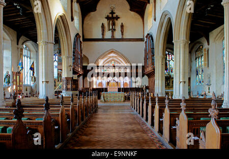 L'interno di St Nicolas la chiesa nel villaggio di Blakeney, North Norfolk, Inghilterra, Regno Unito Foto Stock