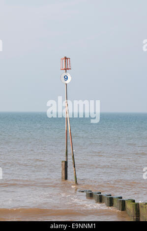 Un marcatore groyne sulla spiaggia a Hunstanton in Norfolk Foto Stock