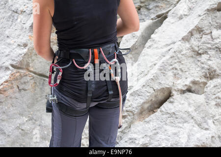 Scalatore con attrezzature per arrampicata su roccia Foto Stock