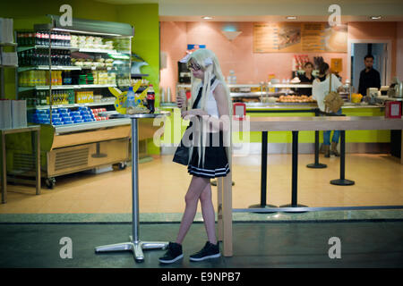 Barcellona, Spagna. 30 ott 2014. Una ragazza vestita come un personaggio Manga mangia un sandwich di Barcellona. SalÃ³N del manga di Barcellona è una convenzione del manga e anime e cultura giapponese. © Jordi Boixareu/ZUMA filo/Alamy Live News Foto Stock