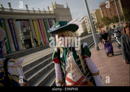 Barcellona, Spagna. Il 30 ottobre, 2014. A Barcellona street una ragazza vestita come un personaggio Manga va al Salon del manga. Il Salón del manga di Barcellona è una convenzione del manga e anime e cultura giapponese. Credito: Jordi Boixareu/Alamy Live News Foto Stock