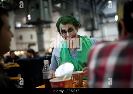 Barcellona, Spagna. Il 30 ottobre, 2014. Raul, di Joker trucco, richiede un po' di tempo per mangiare durante il Salon del manga di Barcellona. Il Salón del manga di Barcellona è una convenzione del manga e anime e cultura giapponese. Credito: Jordi Boixareu/Alamy Live News Foto Stock