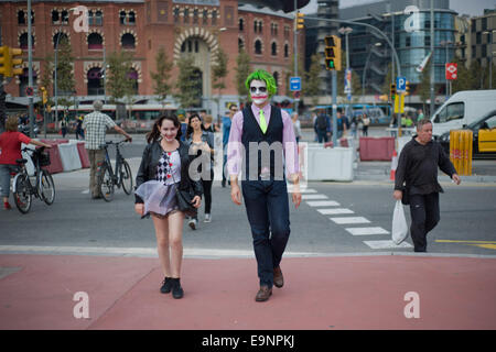 Barcellona, Spagna. Il 30 ottobre, 2014. Nelle strade di Barcellona un uomo come Joker trucco, va sul modo di Salón del manga. Il Salón del manga di Barcellona è una convenzione del manga e anime e cultura giapponese. Credito: Jordi Boixareu/Alamy Live News Foto Stock