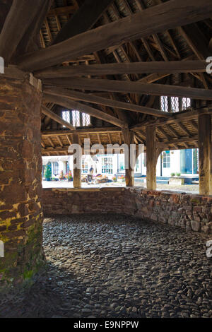 Parco Nazionale di Exmoor - l'interno del xvii secolo mercato del filato a Dunster, Somerset REGNO UNITO Foto Stock