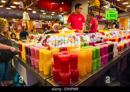 Frutta stand con un trito di frutta e frullati pronto per portare sul mercato La Boqueria vicino a Las Ramblas di Barcellona Foto Stock