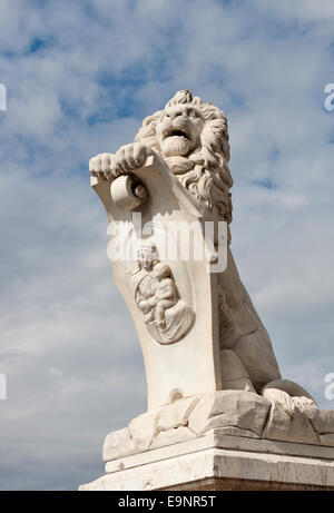 Pisa statua bianca di un leone vicino al fiume Arno. Toscana, Italia. Foto Stock