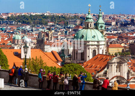 Repubblica Ceca Praga Chiesa di San Nicola Praga Vista della città di Mala strana città minore Praga città panoramica dei tetti del quartiere piccolo Foto Stock