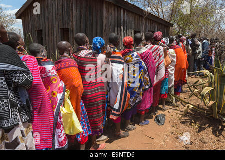 Le donne Masai che presso il predatore del fondo di compensazione di giorno di paga, Gruppo Mbirikani Ranch, Amboseli-Tsavo eco-sistema, Kenya, Africa, Ottobre Foto Stock