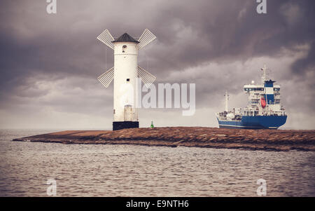 In stile retrò immagine della nave che lascia il porto, Swinoujscie in Polonia. Foto Stock