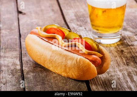 Hot Dog con senape, sottaceti e pomodori Foto Stock