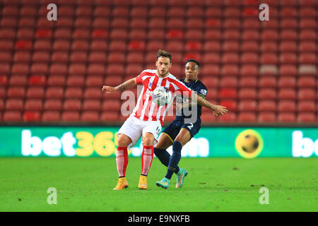 Stoke, UK. 29 ott 2014. Stokes Marko Arnautovic e Southampton Nathaniel Clyne giocare nella parte anteriore di un supporto vuoto - Stoke City vs. Southampton - Capital One League Cup - Britannia Stadium - Stoke - 29/10/2014 Pic Philip Oldham/Sportimage. © csm/Alamy Live News Foto Stock