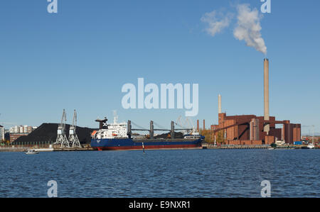 M/S Kallio della ESL Shipping Ltd trasporta carbone all'Hanasaari B centrale elettrica della città di Helsinki, qui lo scarico. Foto Stock