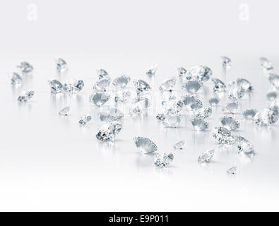 Loose diamonds su sfondo bianco Foto Stock