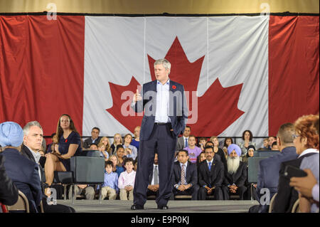 Vaughan, può., 30 ott 2014 - Primo Ministro Stephen Harper a una campagna-stile stop a Vaughan presso la Giuseppe & Wolf Lebovic comunità ebraica Campus di annunciare una serie di misure fiscali, compresa la lunga ha promesso di sdoppiamento di reddito. Credito: Victor Biro/Alamy Live News Foto Stock