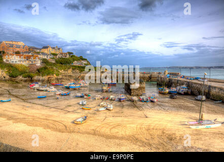 Newquay Harbour North Cornwall Inghilterra UK bassa marea come la pittura in HDR Foto Stock