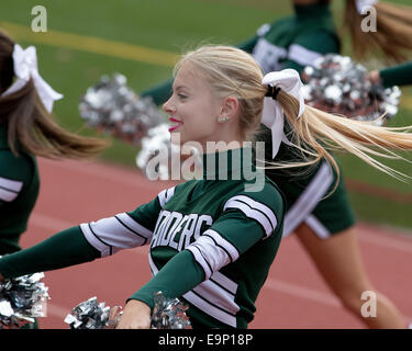 Un high school cheerleader in una partita di calcio Foto Stock