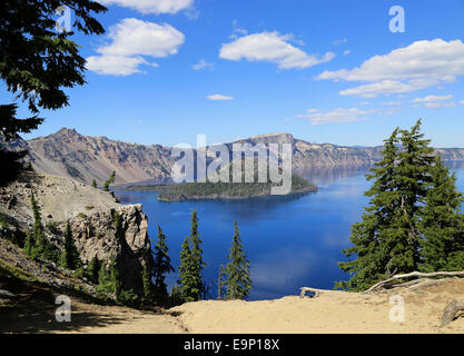 Vista di Wizard Island nel cratere del lago. Foto Stock