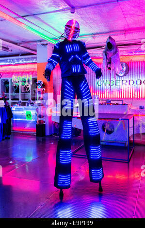 Cyber Robot uomo Camden Market London REGNO UNITO Foto Stock