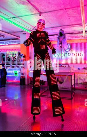 Cyber Robot uomo Camden Market London REGNO UNITO Foto Stock