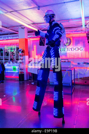 Cyber Robot uomo Camden Market London REGNO UNITO Foto Stock