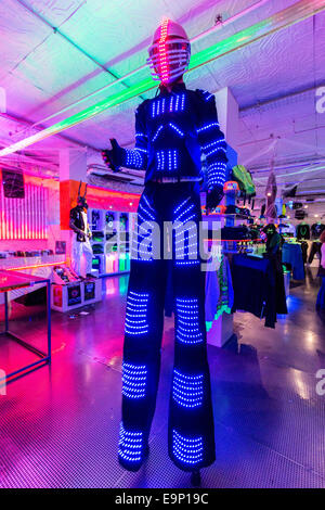 Cyber Robot uomo Camden Market London REGNO UNITO Foto Stock