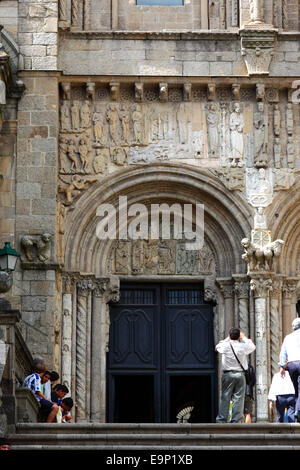 Turisti e Porta das Prateirias sulla facciata sud del duomo , Santiago de Compostela , Galicia , Spagna Foto Stock