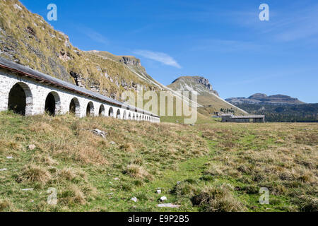 Edifici in mattoni nelle Dolomiti italiane durante una giornata di sole Foto Stock