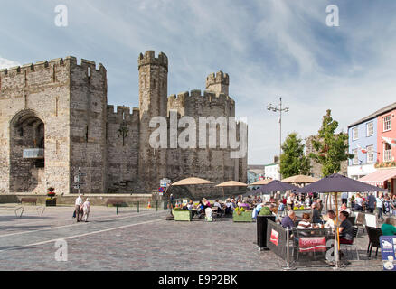 Visitatori rilassante a Caernarfon, Gwynedd, Nord-Ovest Wales, Regno Unito Foto Stock