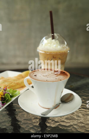 Tazza di cioccolata calda con caffè ghiacciato in cafe Foto Stock