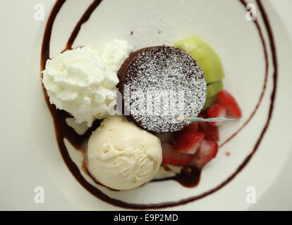 Cioccolato Torta di lava con gelato al cafe Foto Stock